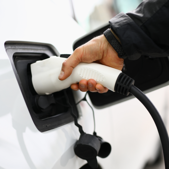 Przyrząd do ładowania samochodów elektrycznych włożony w samochód