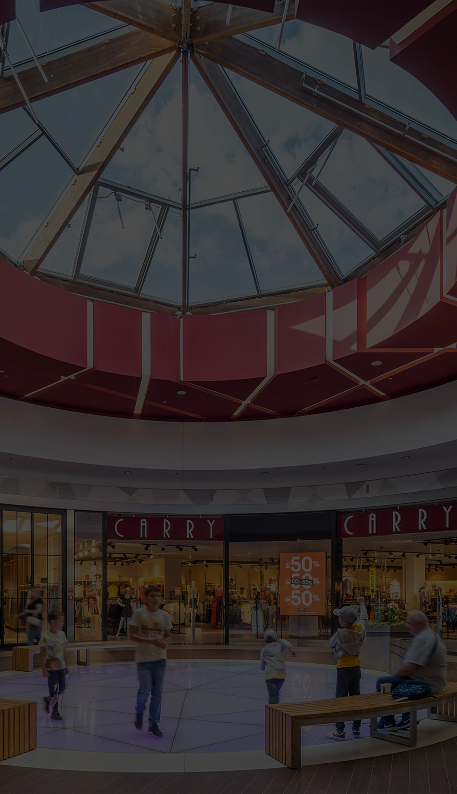 Wnętrze galerii z wieloma sklepami