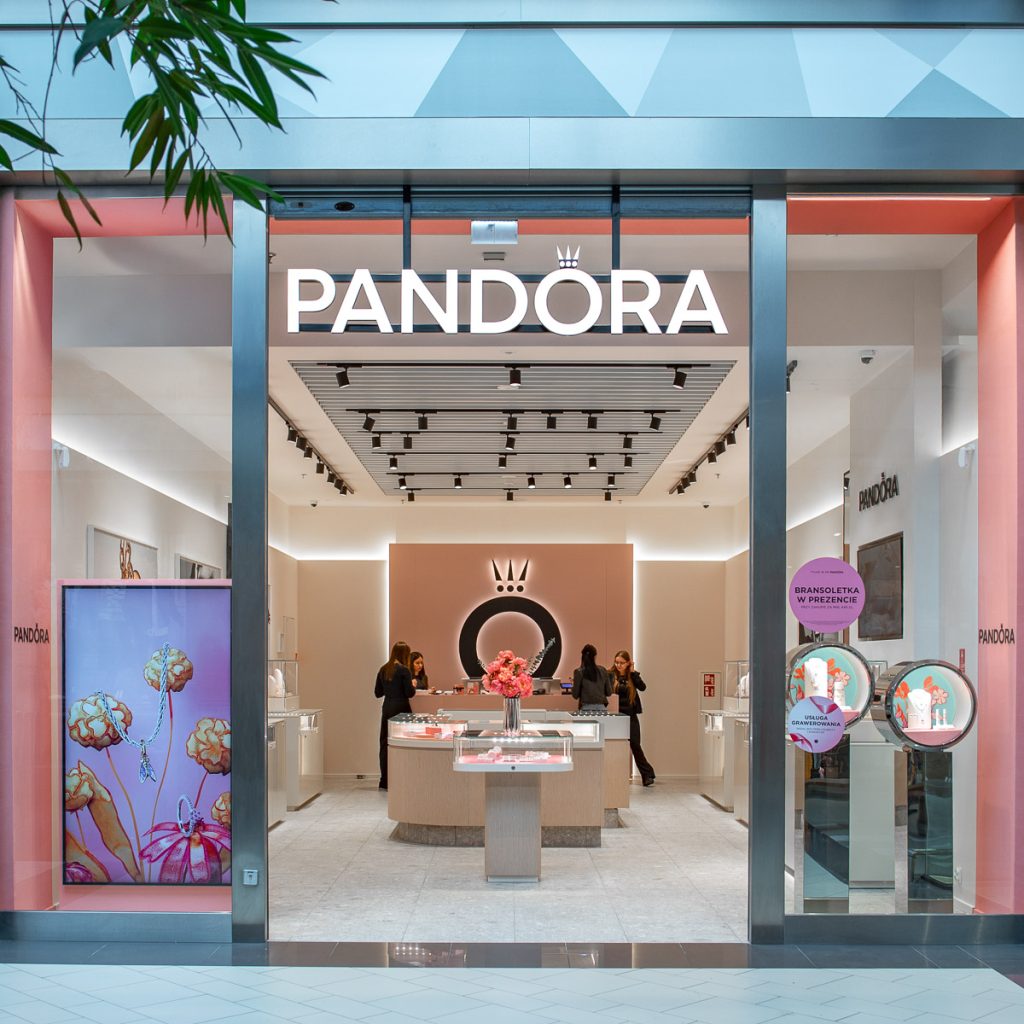 Witryna nowego salonu Pandora w Galerii Solnej.