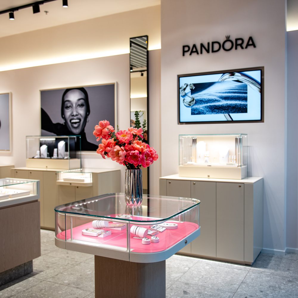 wnętrze salonu Pandora w Galerii Solnej