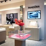 wnętrze salonu Pandora w Galerii Solnej