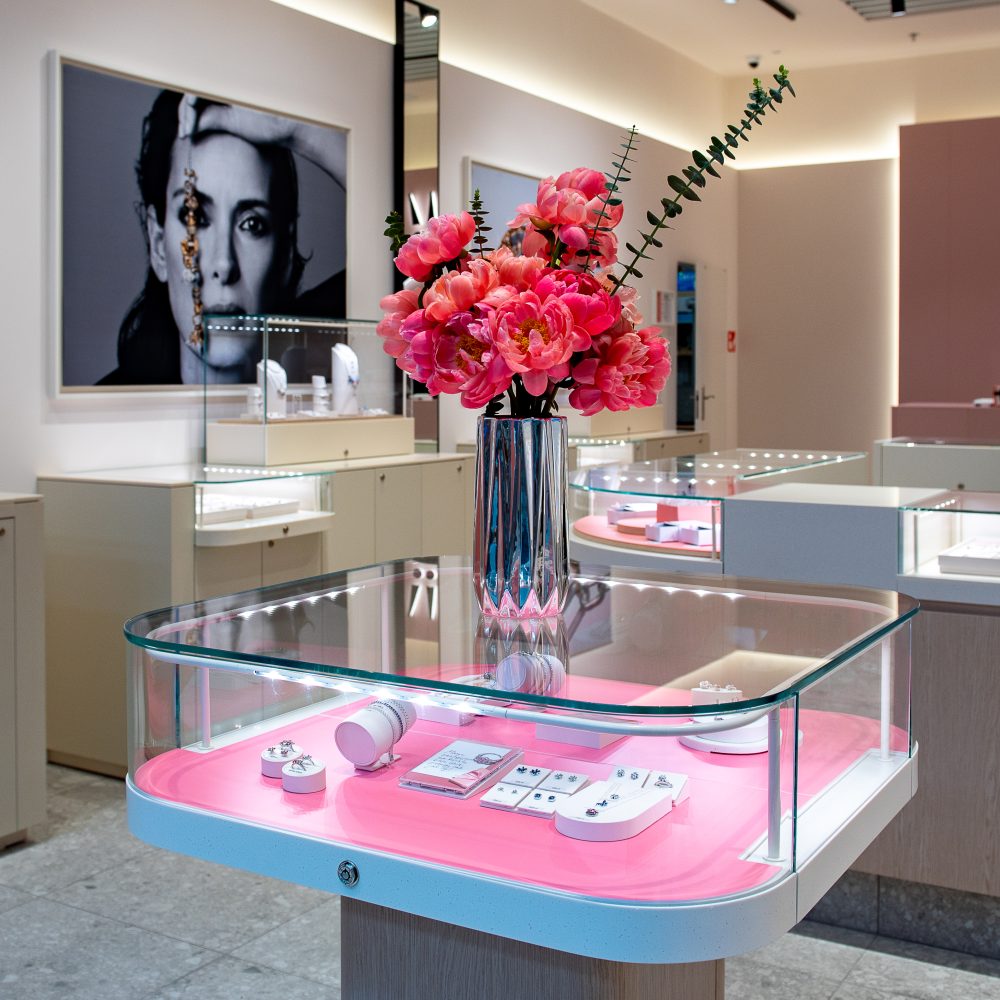 wnętrze salonu Pandora w Galerii Solnej