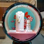 ekspozycja biżuterii w Salonie Pandora w Galerii Solnej