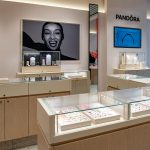 ekspozycja biżuterii w Salonie Pandora w Galerii Solnej