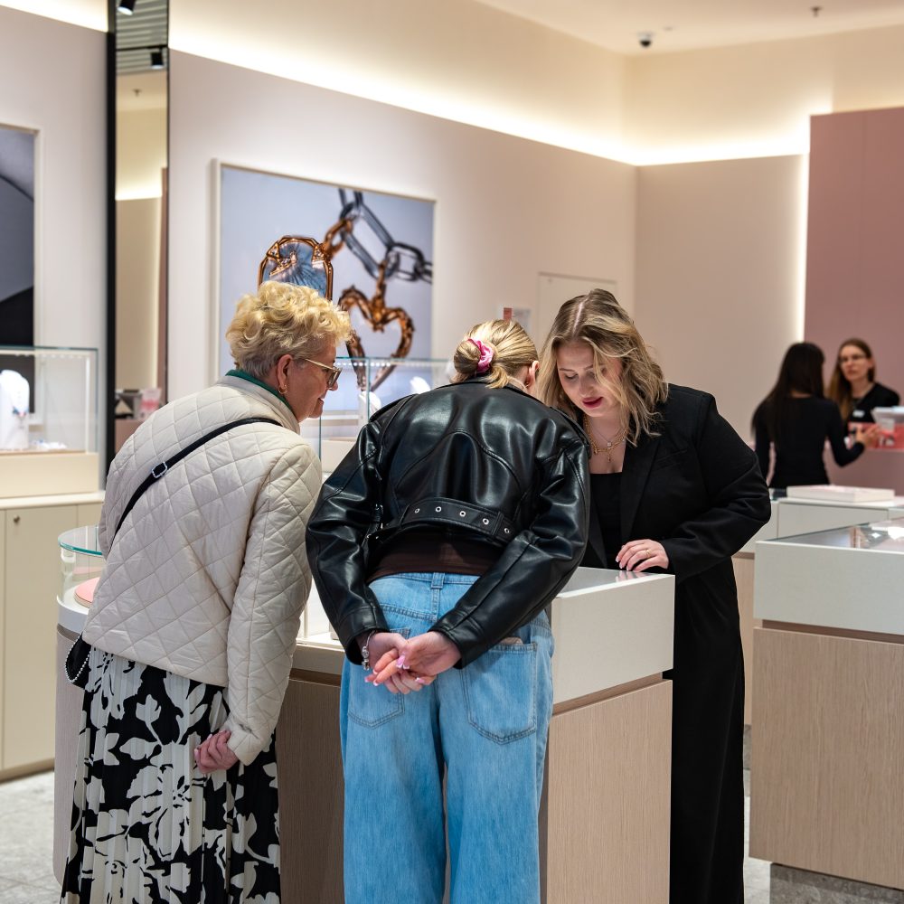 Pani ekspedientka z Salonu Pandora pomaga dobrać biżuterie klientkom.