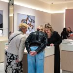 Pani ekspedientka z Salonu Pandora pomaga dobrać biżuterie klientkom.