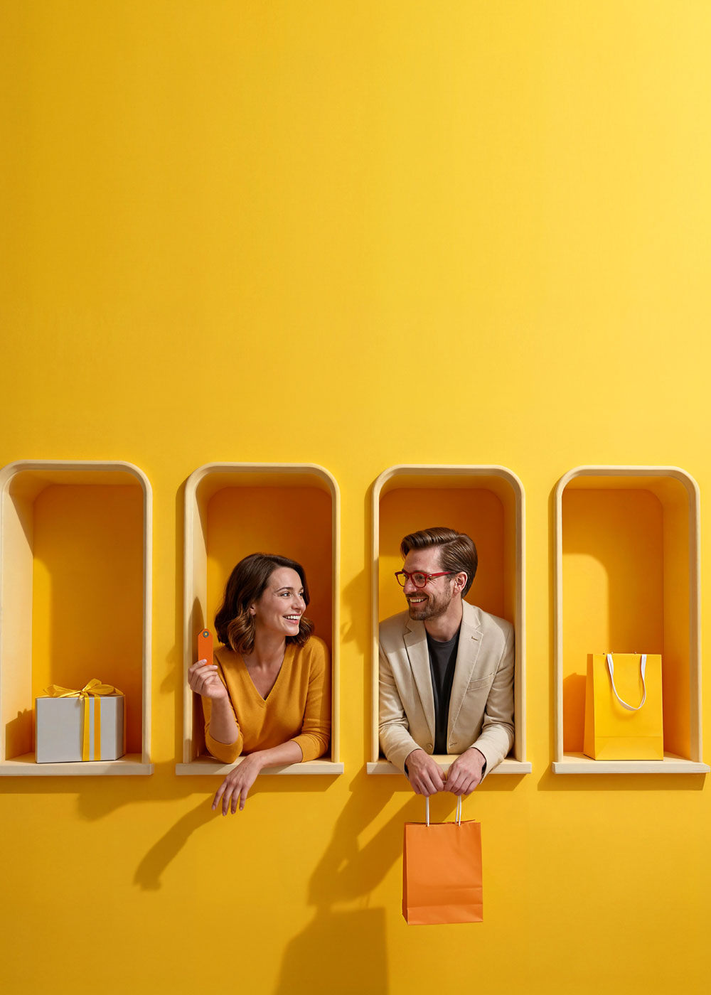 Uśmiechnięta para robiąca zakupy w galerii handlowej podczas niedzieli handlowej, kolorowa aranżacja z torbami zakupowymi i prezentami.