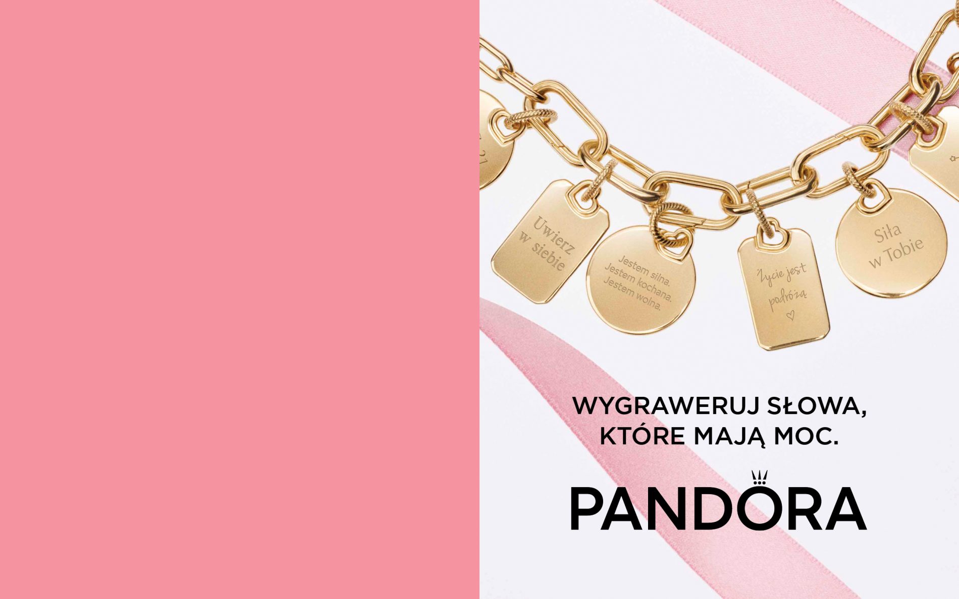 Otwarcie salonu Pandora w Galerii Solnej – złota bransoletka z grawerowanymi zawieszkami z inspirującymi hasłami na różowym tle, promująca personalizowaną biżuterię.