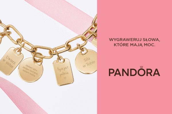 Otwarcie salonu Pandora w Galerii Solnej – złota bransoletka z grawerowanymi zawieszkami z inspirującymi hasłami na różowym tle, promująca personalizowaną biżuterię.