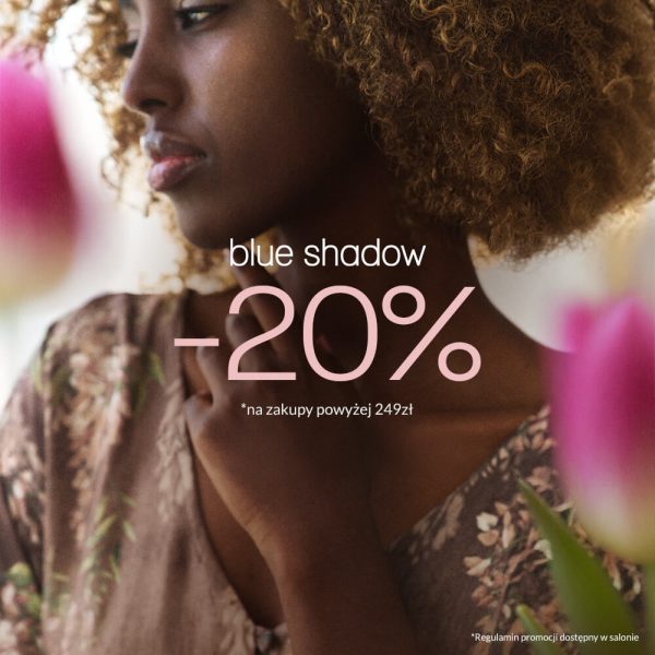 Baner promocyjny marki blue shadow oferujący rabat -20% na zakupy powyżej 249 zł. Tło grafiki stanowi nastrojowy, lekko rozmyty profil kobiety z kręconymi włosami, ubranej w ciemną sukienkę w roślinny wzór. Na pierwszym planie widoczny jest różowy tulipan. Na dole baneru znajduje się dopisek, że regulamin promocji dostępny jest w salonie.