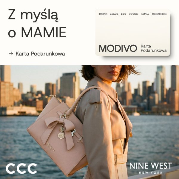 Baner promocyjny CCC i NINE WEST New York z okazji Dnia Mamy, prezentujący kartę podarunkową MODIVO. W górnej części widnieje hasło „Z myślą o MAMIE” oraz wzór eleganckiej, jasnej karty upominkowej akceptowanej w sklepach grupy (MODIVO, eobuwie, CCC, worldbox, HalfPrice, BOARDRIDERS). Poniżej zdjęcie kobiety w beżowym trenczu niosącej na ramieniu jasnoróżową torebkę z ozdobną kokardą i brelokiem, na tle panoramy miasta nad wodą.