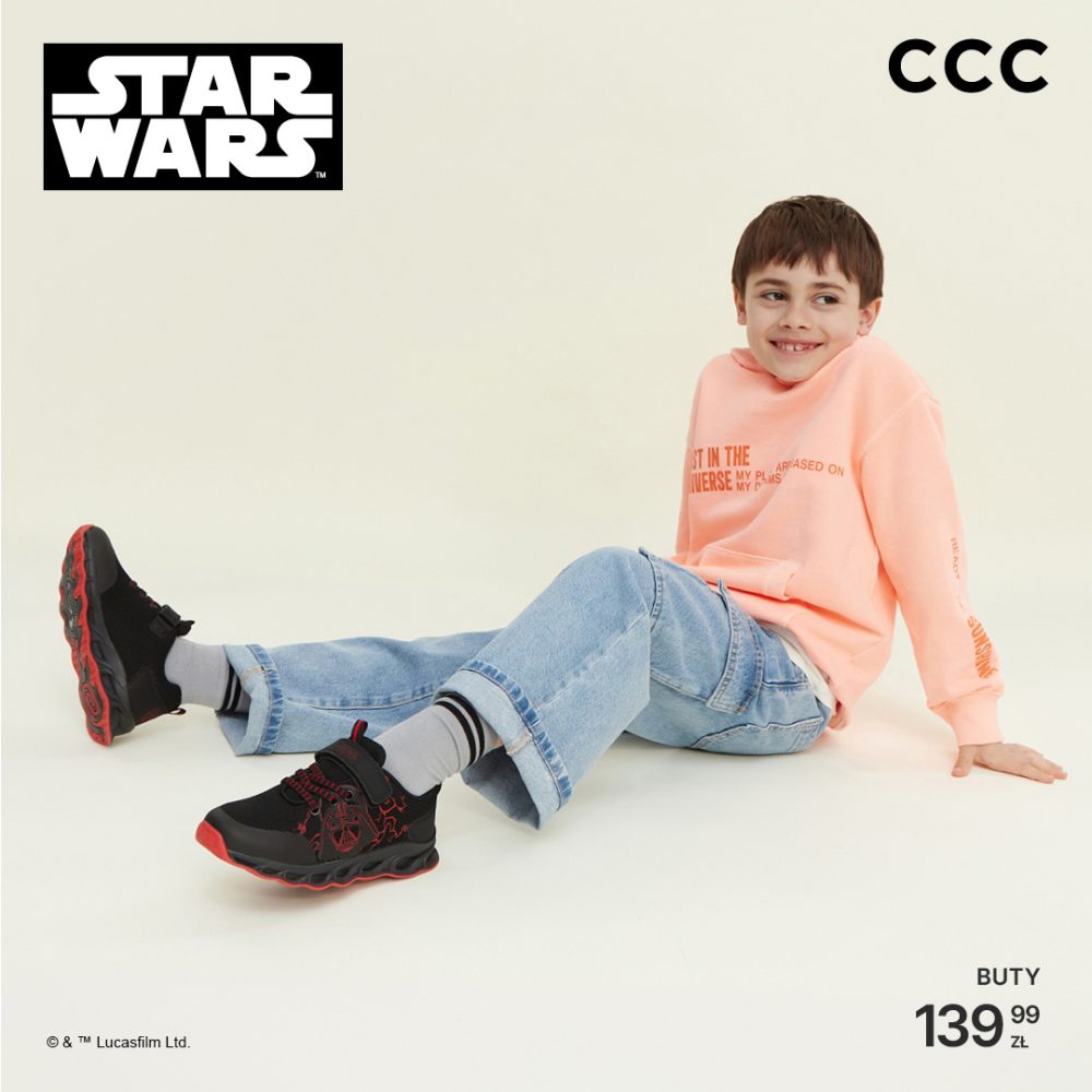 Baner promocyjny butów dziecięcych Star Wars w sklepach CCC. Na jasnym tle siedzi uśmiechnięty chłopiec w jasnoróżowej bluzie z kapturem i szerokich jeansach, prezentując czarno-czerwone buty sportowe z motywem z Gwiezdnych Wojen (z wizerunkiem Dartha Vadera). W lewym górnym rogu umieszczono oficjalne logo „STAR WARS”, w prawym logo „CCC”, a w prawym dolnym rogu widnieje cena: „BUTY 139,99 zł”.