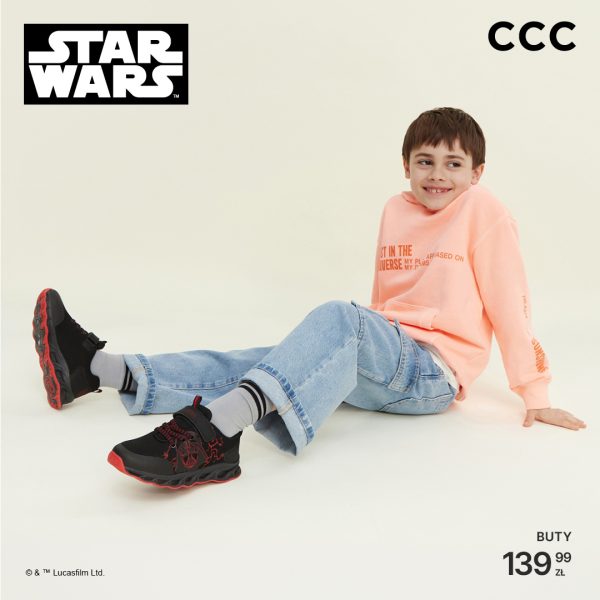 Baner promocyjny butów dziecięcych Star Wars w sklepach CCC. Na jasnym tle siedzi uśmiechnięty chłopiec w jasnoróżowej bluzie z kapturem i szerokich jeansach, prezentując czarno-czerwone buty sportowe z motywem z Gwiezdnych Wojen (z wizerunkiem Dartha Vadera). W lewym górnym rogu umieszczono oficjalne logo „STAR WARS”, w prawym logo „CCC”, a w prawym dolnym rogu widnieje cena: „BUTY 139,99 zł”.