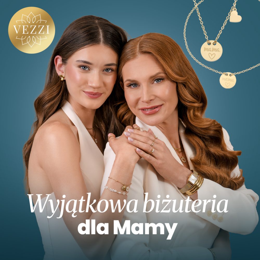 Reklama Vezzi: dwie kobiety prezentują złotą biżuterię na niebieskim tle. Na grafice widoczne naszyjniki z zawieszką „mama” oraz hasło „Wyjątkowa biżuteria dla Mamy”.