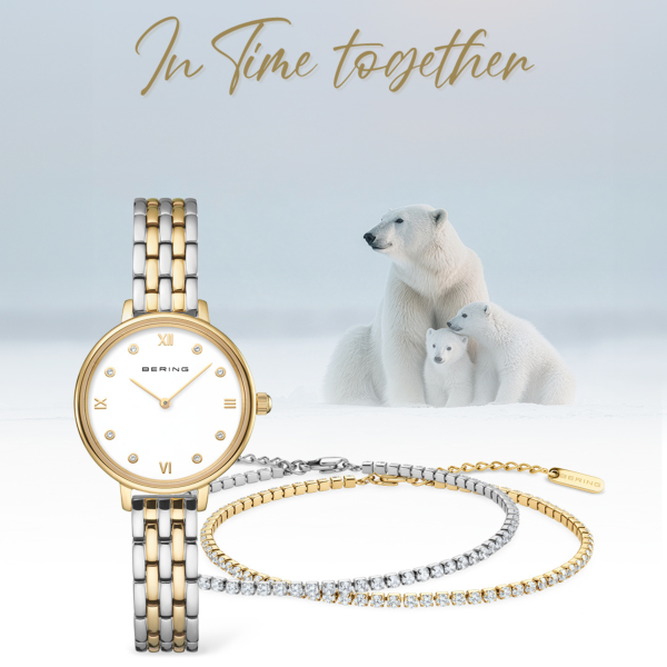 Baner reklamowy marki SWISS z eleganckim złotym napisem „In Time together”. Na pierwszym planie widoczny jest damski zegarek Bering na dwukolorowej, srebrno-złotej bransolecie oraz dwie subtelne bransoletki (jedna złota, druga wysadzana drobnymi cyrkoniami). W tle, na śnieżnym krajobrazie, znajduje się niedźwiedzica polarna z dwoma młodymi.