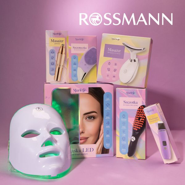 Reklama Rossmann: zestaw urządzeń do pielęgnacji twarzy i skóry marki Marielle na różowym tle, m.in. maska LED, masażery, szczoteczka do oczyszczania twarzy, szczotka do masażu skóry głowy i peeling kawitacyjny.