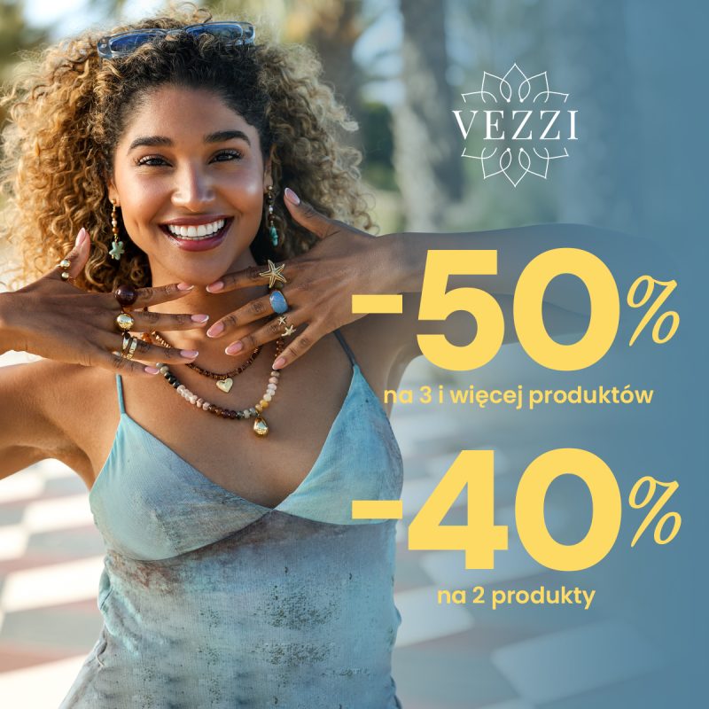 Letni baner promocyjny marki VEZZI prezentujący wielopoziomowe rabaty na żółtych napisach: „-50% na 3 i więcej produktów” oraz „-40% na 2 produkty”. Po lewej stronie zdjęcia widać szeroko uśmiechniętą modelkę z burzą kręconych włosów i okularami przeciwsłonecznymi na głowie. Kobieta ma na sobie niebieską sukienkę na ramiączkach oraz bogatą, letnią biżuterię: liczne pierścionki (w tym z motywem rozgwiazdy), naszyjniki z koralików z zawieszkami w kształcie serca i muszelki oraz wiszące kolczyki. W prawym górnym rogu znajduje się białe logo VEZZI z geometrycznym motywem kwiatu lotosu.