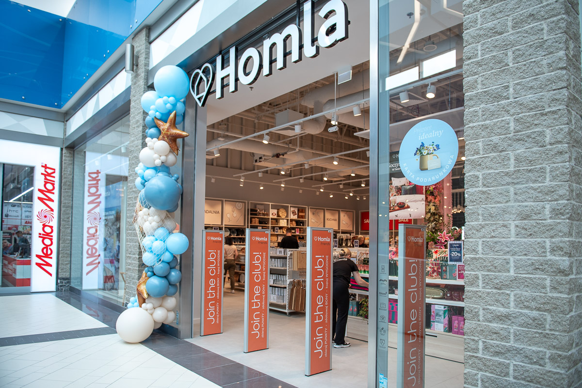 Salon Homla w Galerii Solnej po remoncie – wejście do sklepu z dekoracją balonową podczas ponownego otwarcia.