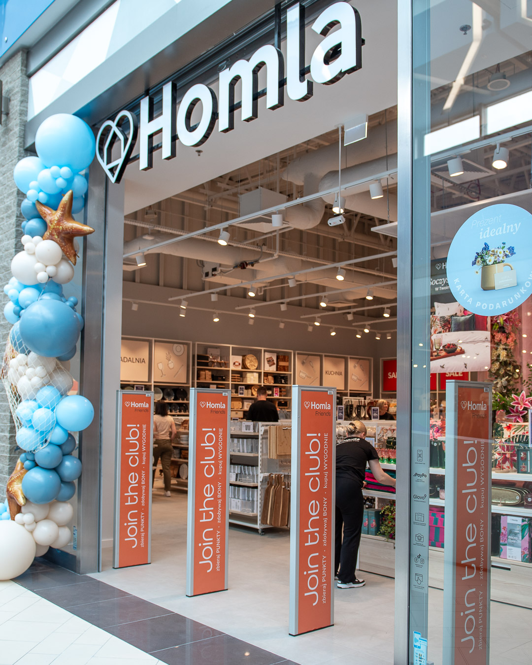 Salon Homla w Galerii Solnej po remoncie – wejście do sklepu z dekoracją balonową podczas ponownego otwarcia.
