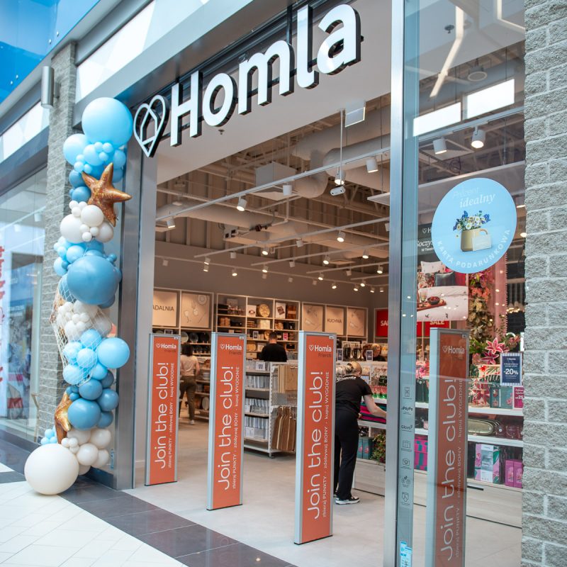 Salon Homla w Galerii Solnej po remoncie – wejście do sklepu z dekoracją balonową podczas ponownego otwarcia.