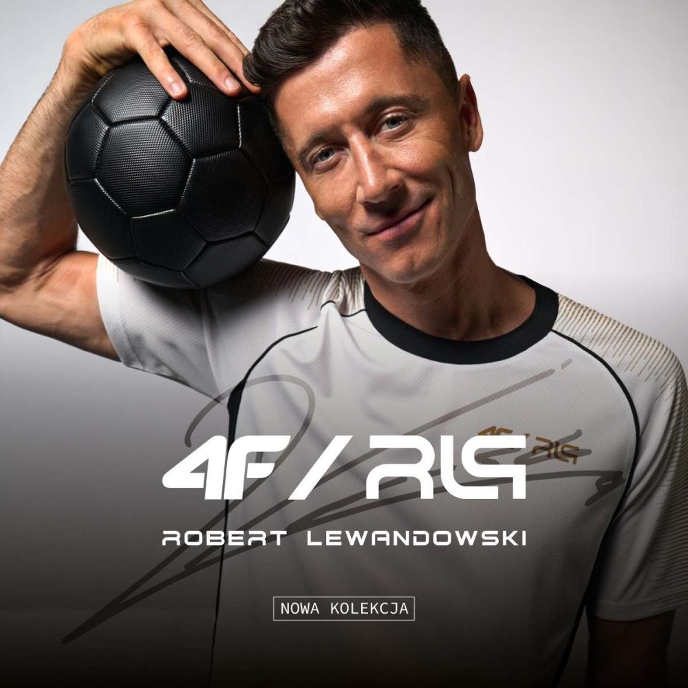 Baner reklamowy marki 4F przedstawiający portret Roberta Lewandowskiego. Piłkarz uśmiecha się, trzymając czarną piłkę na swoim prawym ramieniu. Ma na sobie sportową koszulkę 4F w kolorze białym z szarymi i czarnymi detalami. W dolnej części grafiki, na ciemniejszym tle, umieszczono duże, białe logo „4F / RL9” z odręcznym podpisem sportowca w tle. Poniżej znajdują się napisy: „ROBERT LEWANDOWSKI” oraz w ramce „NOWA KOLEKCJA”.