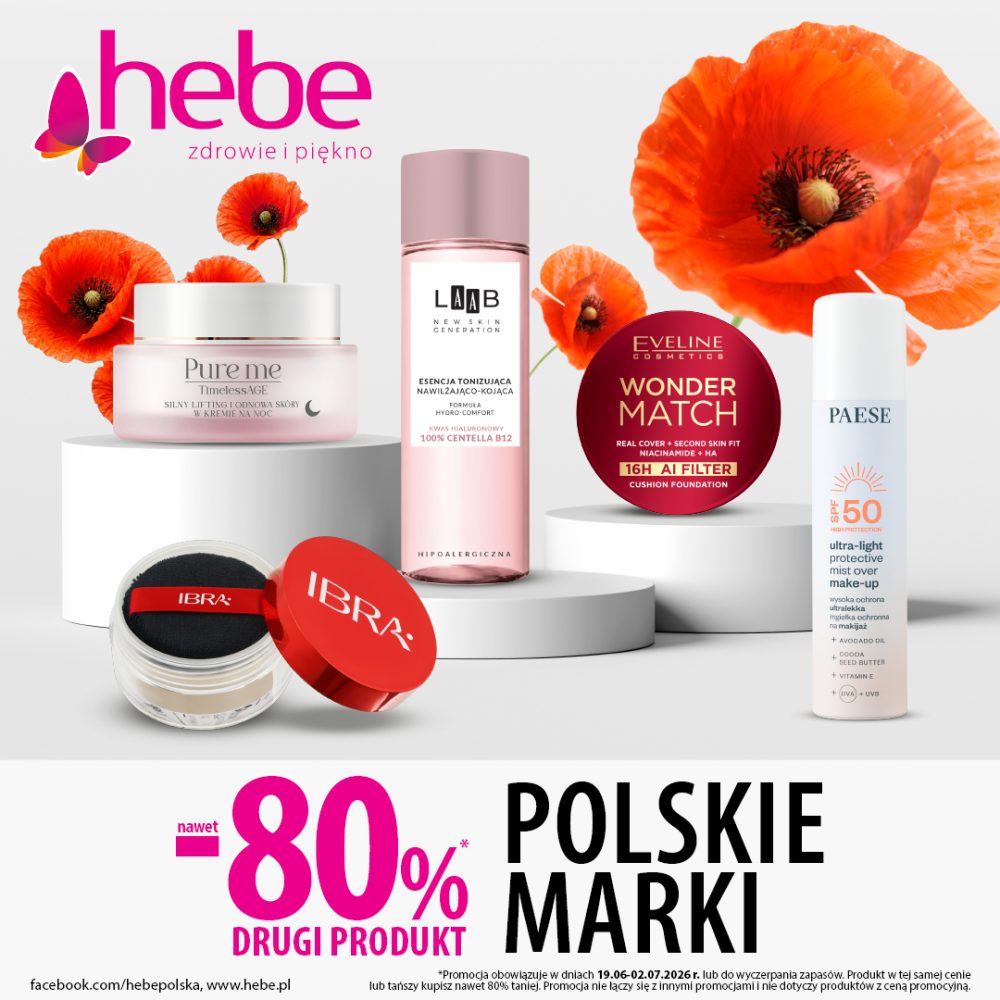 Baner reklamowy drogerii Hebe prezentujący promocję na polskie marki kosmetyczne. Na jasnoszarym tle ozdobionym dużymi, czerwonymi makami, na białych podestach ustawiono produkty marek: Pure me TimelessAGE (krem na noc), LAAB (esencja tonizująca), Eveline Cosmetics Wonder Match (podkład w poduszce), Paese (mgiełka ochronna SPF 50) oraz IBRA (puder sypki z puszkiem). W lewym górnym rogu znajduje się różowe logo „hebe zdrowie i piękno”. Na dole umieszczono duże napisy: fuksjowy „nawet -80% DRUGI PRODUKT” oraz czarny „POLSKIE MARKI”. Mały druk informuje, że promocja obowiązuje w dniach 19.06-02.07.2026 r. lub do wyczerpania zapasów.