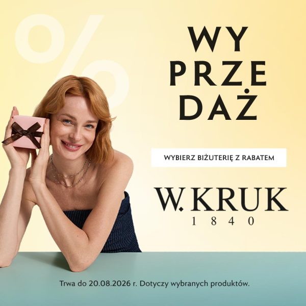 Baner reklamowy marki W.KRUK ogłaszający wyprzedaż na jasnym, pastelowym tle z dużym, półprzezroczystym znakiem procentu. W prawym górnym rogu znajduje się czarny, podzielony na sylaby napis „WY PRZE DAŻ”, a pod nim biały przycisk z hasłem „WYBIERZ BIŻUTERIĘ Z RABATEM”. Po lewej stronie uśmiechnięta, rudowłosa modelka trzyma przy twarzy małe, różowe pudełeczko przewiązane brązową wstążką. Pod napisem wyprzedażowym widnieje duże, czarne logo „W.KRUK 1840”. Na samym dole, na jasnoniebieskim pasku, umieszczono informację: „Trwa do 20.08.2026 r. Dotyczy wybranych produktów.”.