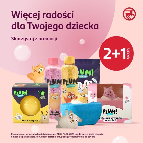 Baner reklamowy na różowym tle z bąbelkami pod hasłem „Więcej radości dla Twojego dziecka. Skorzystaj z promocji” oraz dużym czerwonym kołem z napisem „2+1 GRATIS”. Na środku zaprezentowano kolekcję kolorowych artykułów kąpielowych PLUM! z motywami rysunkowych zwierzątek, w tym: żółtą kulę do kąpieli w pudełku, różowe i żółte perełki do kąpieli w przezroczystych butelkach, niebieską gąbkę z figurką kota oraz różową gąbkę-czyściocha w kształcie świnki. W prawym górnym rogu widnieje czerwone logo Rossmann (Centaur). Na dole znajduje się informacja, że promocja dotyczy oznaczonych artykułów i obowiązuje w dniach 21.05–17.06.2026 r. lub do wyczerpania zapasów.