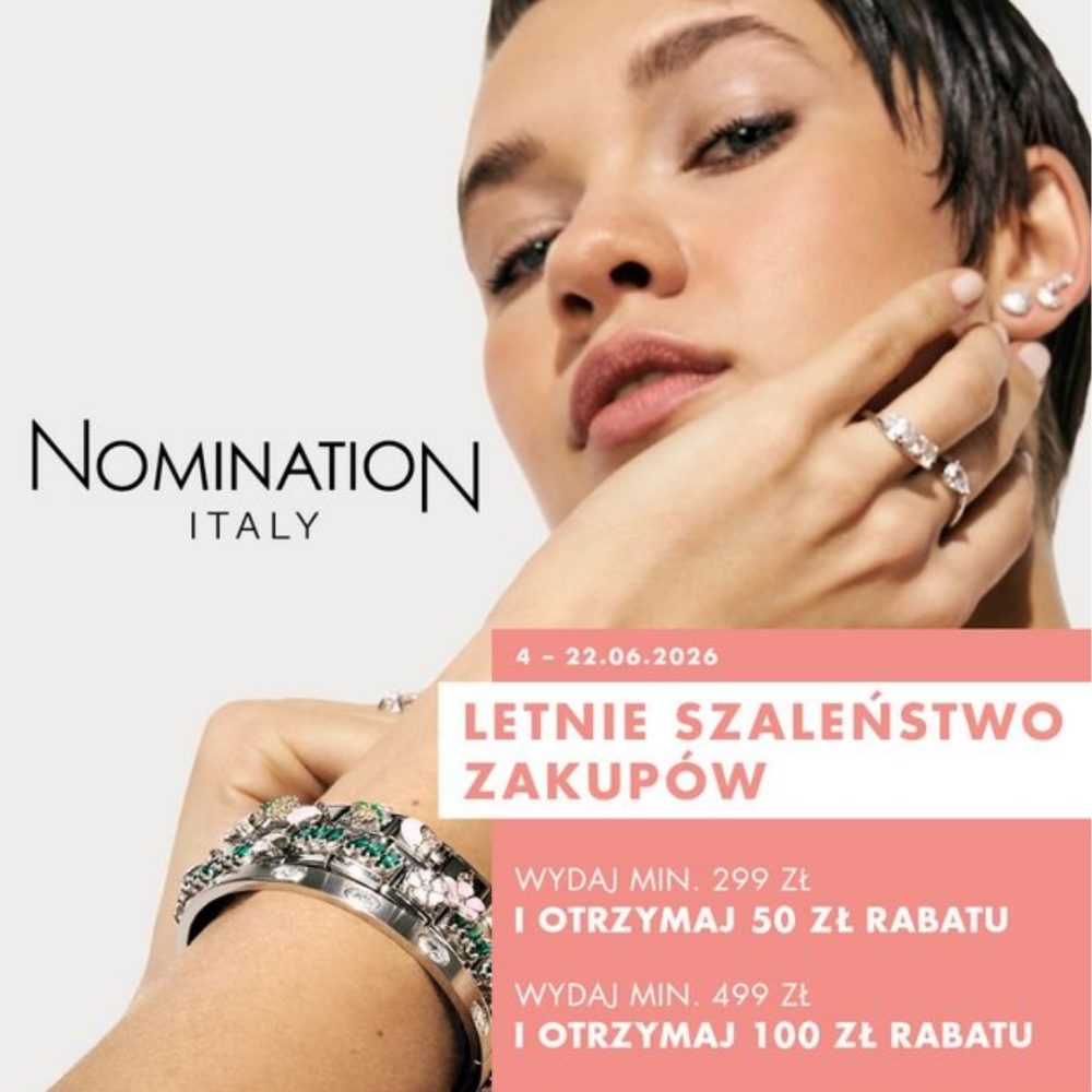 Baner reklamowy marki Nomination Italy zapowiadający akcję „LETNIE SZALEŃSTWO ZAKUPÓW” w dniach 4 – 22.06.2026. Zdjęcie przedstawia zbliżenie na modelkę prezentującą biżuterię: srebrne pierścionki z cyrkoniami oraz szerokie, modułowe bransoletki z zielonymi, różowymi i błyszczącymi elementami. Po lewej stronie widnieje czarne logo „NOMINATION ITALY”. W prawym dolnym rogu, na łososiowym tle, opisano progi rabatowe: „WYDAJ MIN. 299 ZŁ I OTRZYMAJ 50 ZŁ RABATU” oraz „WYDAJ MIN. 499 ZŁ I OTRZYMAJ 100 ZŁ RABATU”.