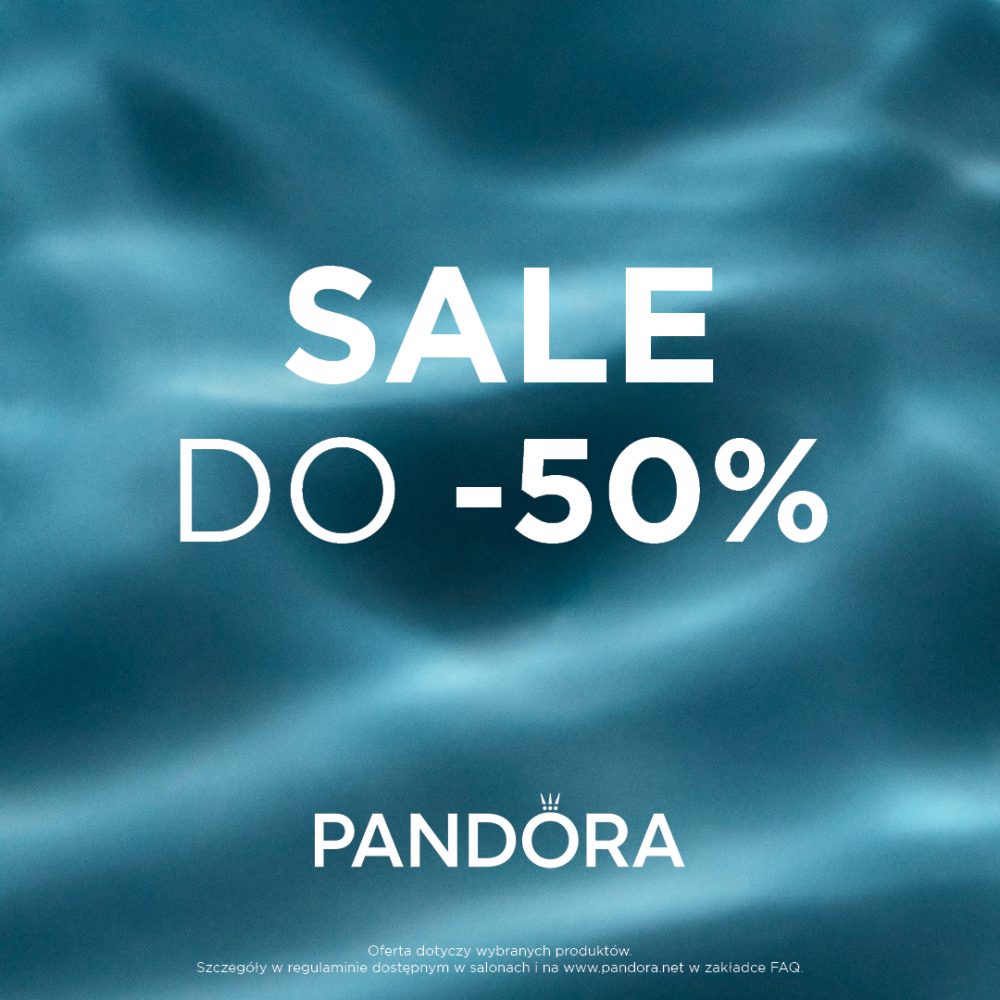 Grafika wyprzedażowa marki Pandora na morskim, pofalowanym tle przypominającym satynowy materiał lub wodę. Na środku umieszczono duży, biały napis „SALE DO -50%”, a poniżej logo marki Pandora. Na samym dole znajduje się drobny komunikat: „Oferta dotyczy wybranych produktów. Szczegóły w regulaminie dostępnym w salonach i na www.pandora.net w zakładce FAQ”.