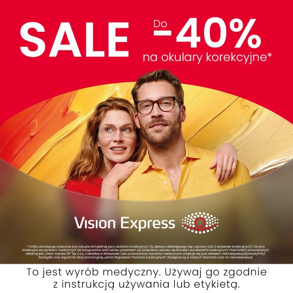 Baner reklamowy Vision Express informujący o letniej wyprzedaży. Na czerwonym tle umieszczono duże białe hasło „SALE Do -40% na okulary korekcyjne*”. W centralnej, owalnej części grafiki widać uśmiechniętą parę – kobietę i mężczyznę w modnych okularach korekcyjnych na tle artystycznych maźnięć żółtej i pomarańczowej farby. Na dole, na ciemniejszym tle, znajduje się białe logo „Vision Express” oraz obowiązkowe ostrzeżenie medyczne: „To jest wyrób medyczny. Używaj go zgodnie z instrukcją używania lub etykietą.”.