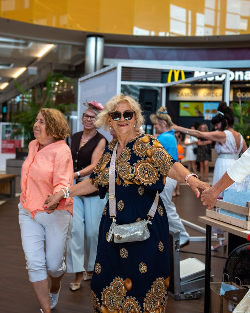 Galeria zdjęć z potańcówki dla seniorów w Galerii Solnej.