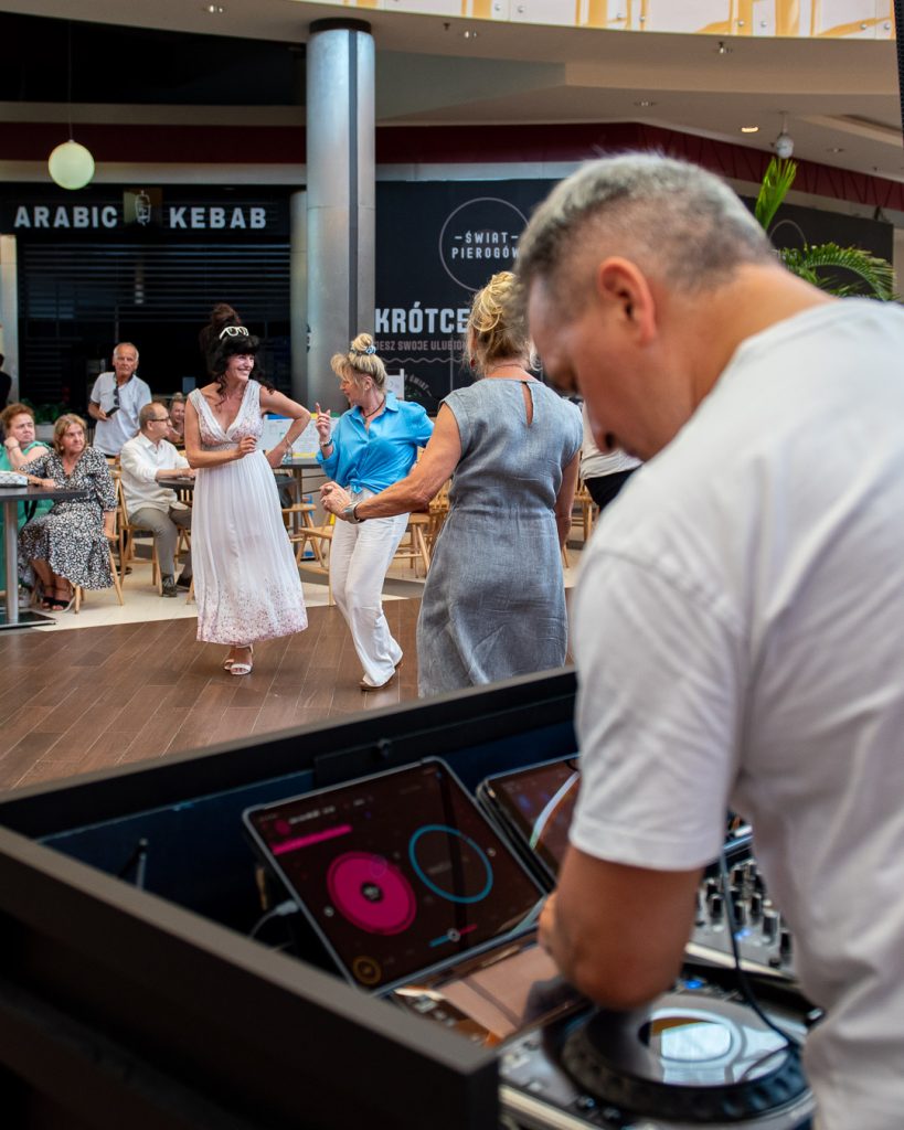 Galeria zdjęć z potańcówki dla seniorów w Galerii Solnej.