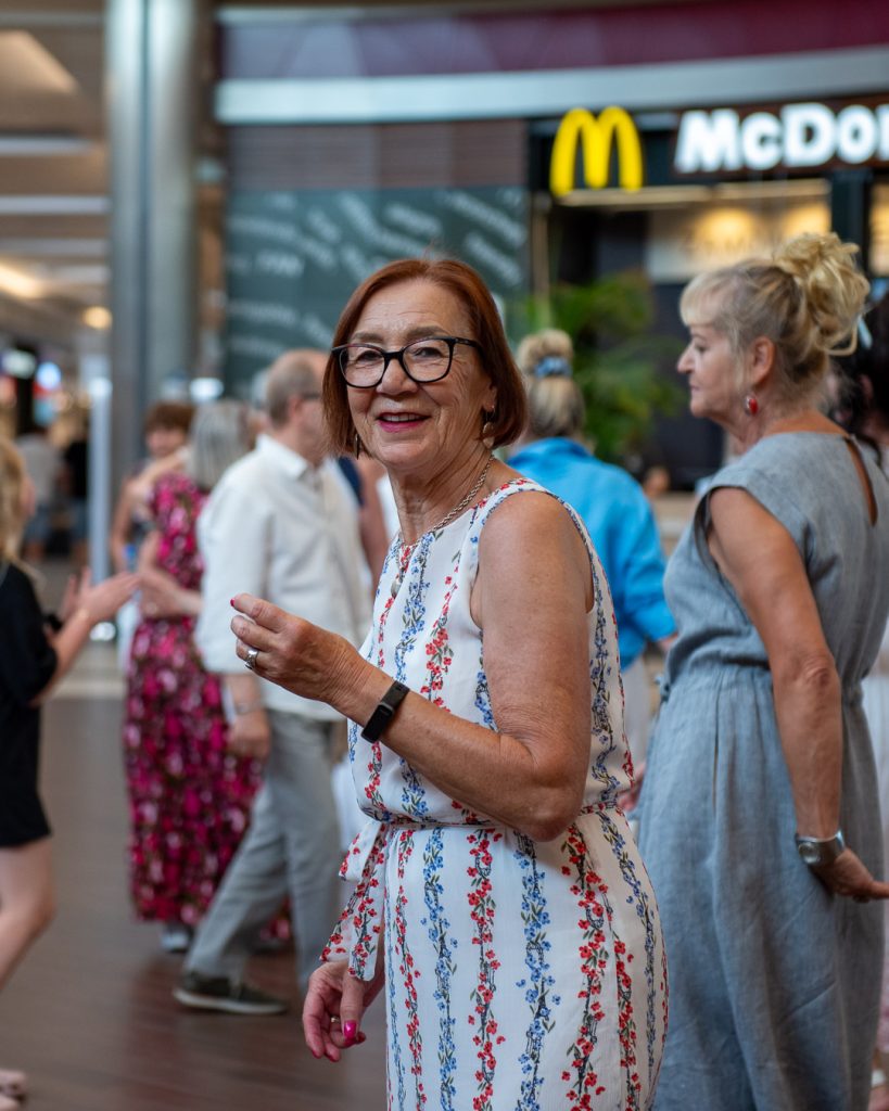 Galeria zdjęć z potańcówki dla seniorów w Galerii Solnej.