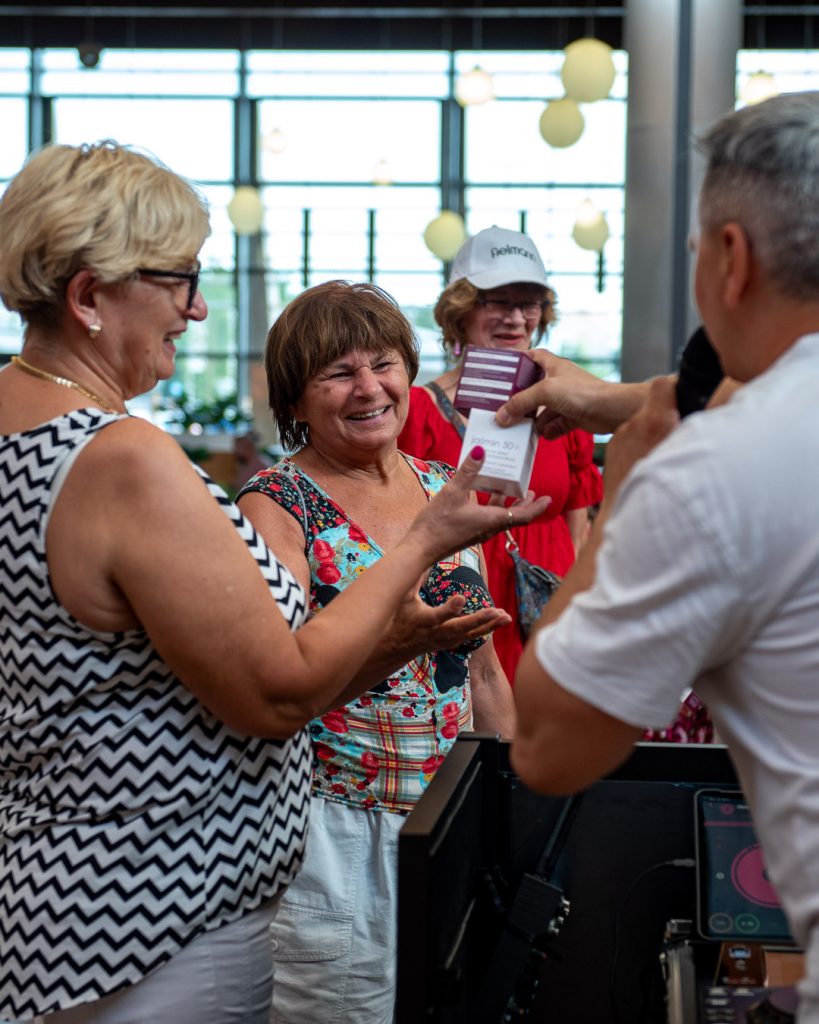 Galeria zdjęć z potańcówki dla seniorów w Galerii Solnej.
