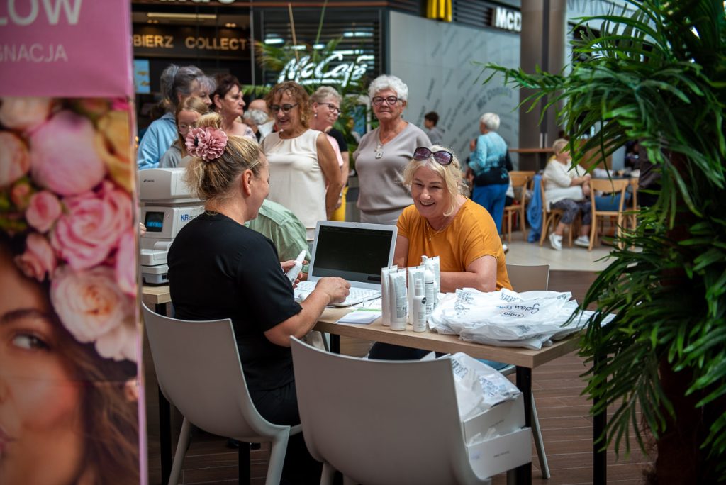 Seniorzy w trakcie zabawy na potańcówce w Galerii Solnej.