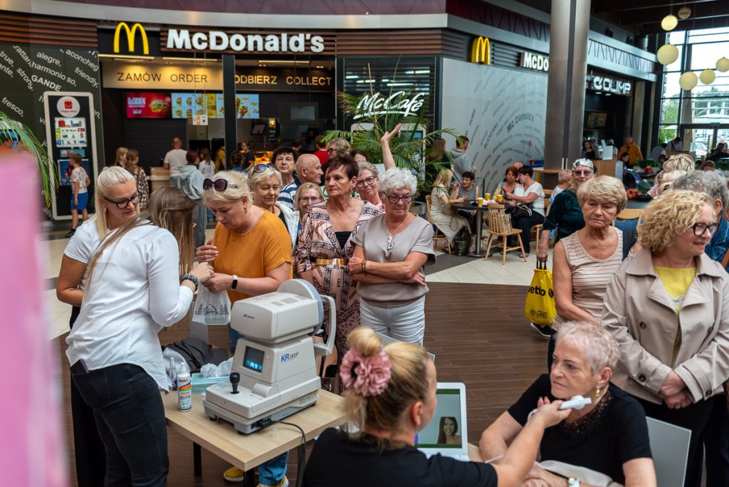 Seniorzy w trakcie zabawy na potańcówce w Galerii Solnej.