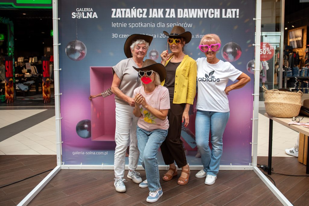 Seniorzy w trakcie zabawy na potańcówce w Galerii Solnej.