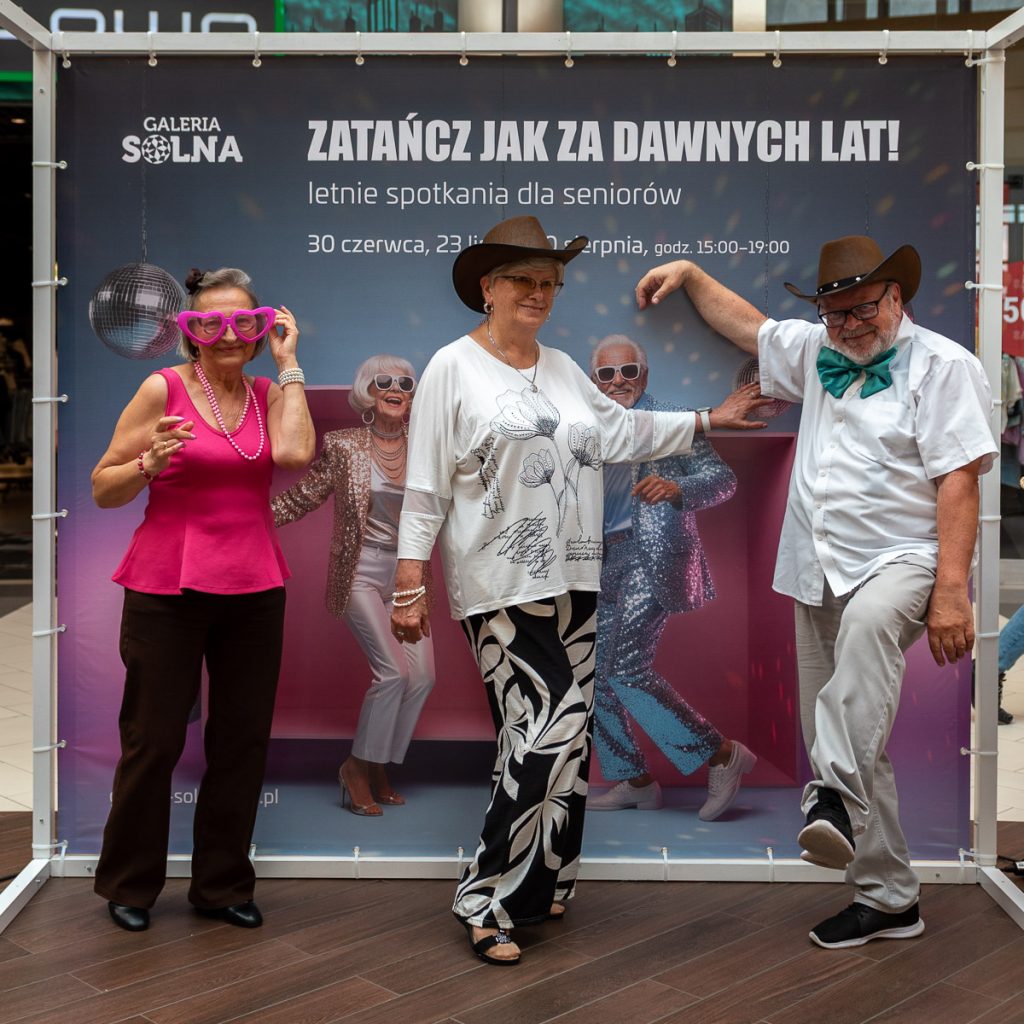 Seniorzy w trakcie zabawy na potańcówce w Galerii Solnej.