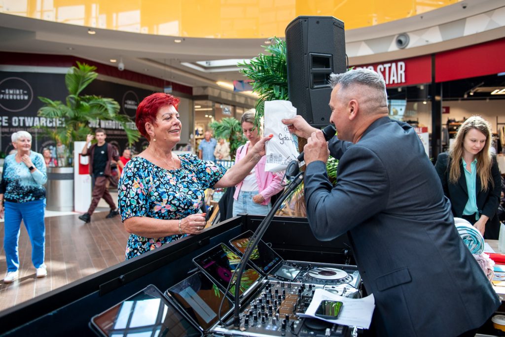 Seniorzy w trakcie zabawy na potańcówce w Galerii Solnej.