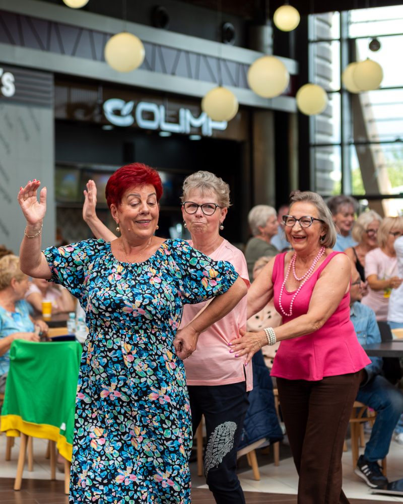Seniorzy w trakcie zabawy na potańcówce w Galerii Solnej.