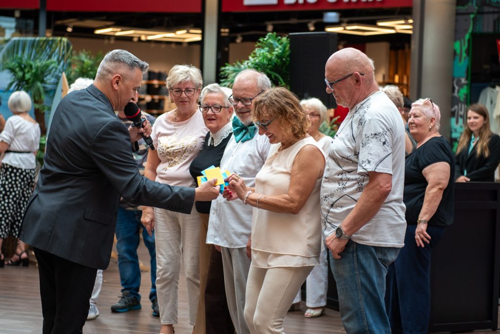 Seniorzy w trakcie zabawy na potańcówce w Galerii Solnej.