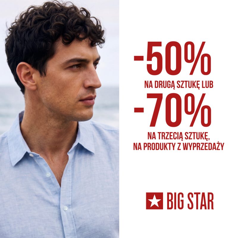 Baner promocyjny marki BIG STAR. Po lewej stronie widnieje ciemnowłosy mężczyzna w jasnoniebieskiej, lnianej koszuli na tle morza. Po prawej stronie, na białym tle, umieszczono czerwone napisy: „-50% NA DRUGĄ SZTUKĘ LUB -70% NA TRZECIĄ SZTUKĘ, NA PRODUKTY Z WYPRZEDAŻY”. Na samym dole znajduje się czerwone logo „BIG STAR” z gwiazdą.
