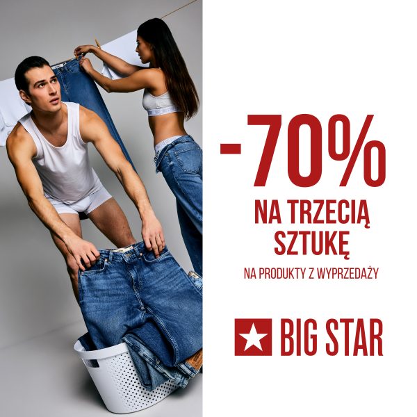 Baner reklamowy marki BIG STAR informujący o promocji wyprzedażowej. Po lewej stronie, na szarym tle, widoczne jest zdjęcie kobiety i mężczyzny w bieliźnie i jeansach marki BIG STAR w scenerii domowego prania. Mężczyzna w białej koszulce na ramiączkach i bokserkach wyciąga jeansy z białego kosza na pranie, a stojąca za nim kobieta w sportowym staniku wiesza pranie na sznurku. Prawa strona baneru ma białe tło, na którym umieszczono ciemnoczerwone napisy: wielki komunikat „-70% NA TRZECIĄ SZTUKĘ NA PRODUKTY Z WYPRZEDAŻY” oraz logo „BIG STAR” z gwiazdą w kwadracie.