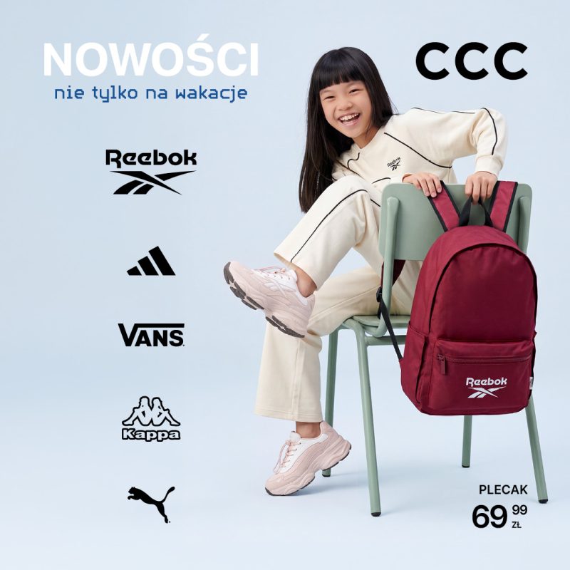 Baner reklamowy sieci CCC prezentujący kolekcję „Nowości nie tylko na wakacje”. Na jasnoniebieskim tle uśmiechnięta dziewczynka w kremowym dresie i jasnoróżowych butach sportowych siedzi na miętowym krześle, na oparciu którego wisi bordowy plecak marki Reebok. W prawym dolnym rogu widnieje napis „PLECAK 69,99 ZŁ”. Po lewej stronie umieszczono pionowy zestaw czarnych logotypów marek: Reebok, adidas, VANS, Kappa oraz Puma. W prawym górnym rogu znajduje się duże, czarne logo „CCC”.