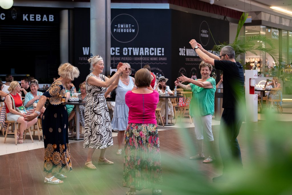 Galeria zdjęć z potańcówki dla seniorów w Galerii Solnej.