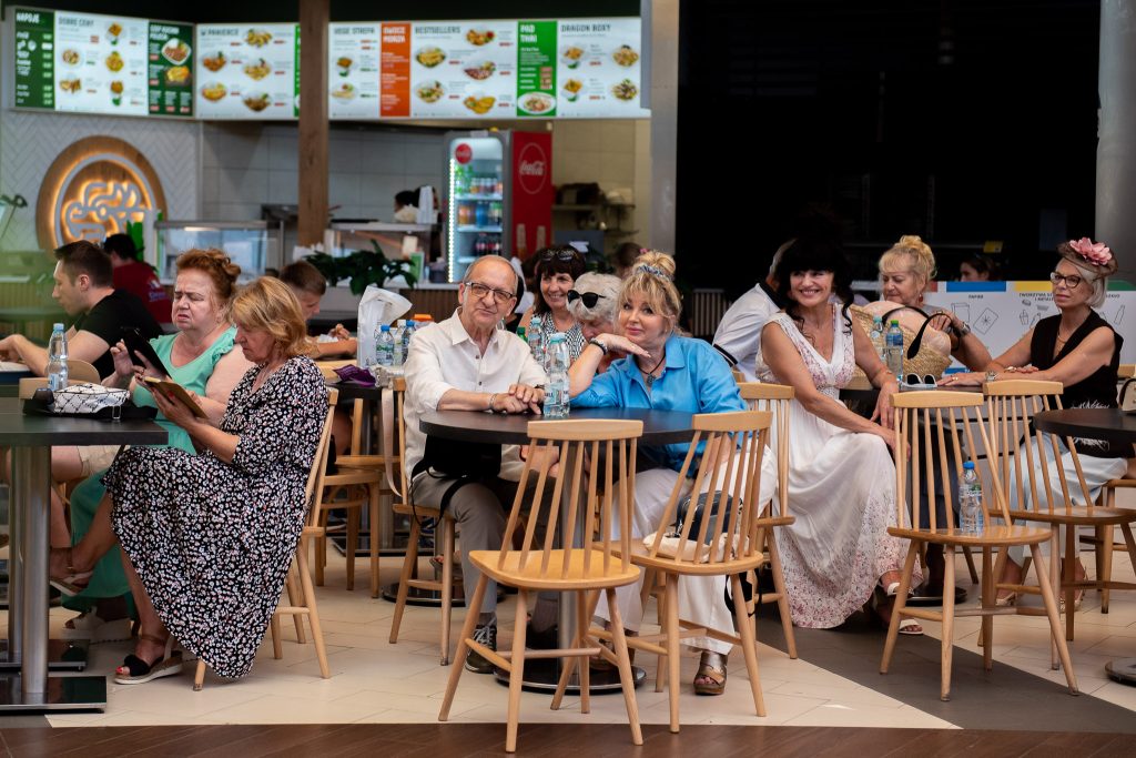 Galeria zdjęć z potańcówki dla seniorów w Galerii Solnej.