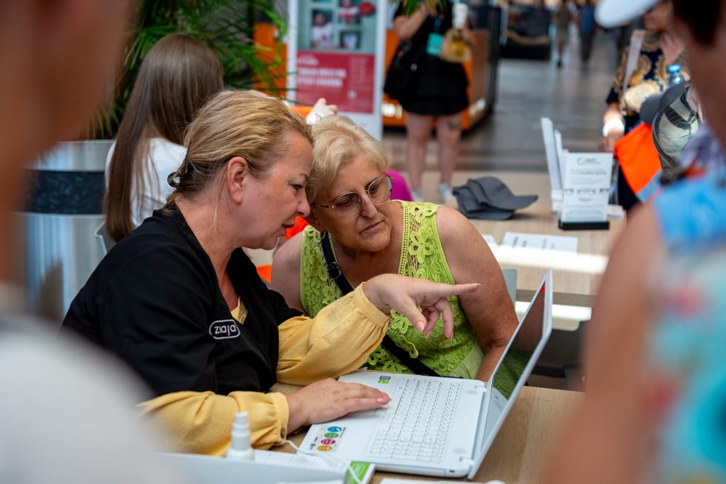 Galeria zdjęć z potańcówki dla seniorów w Galerii Solnej.