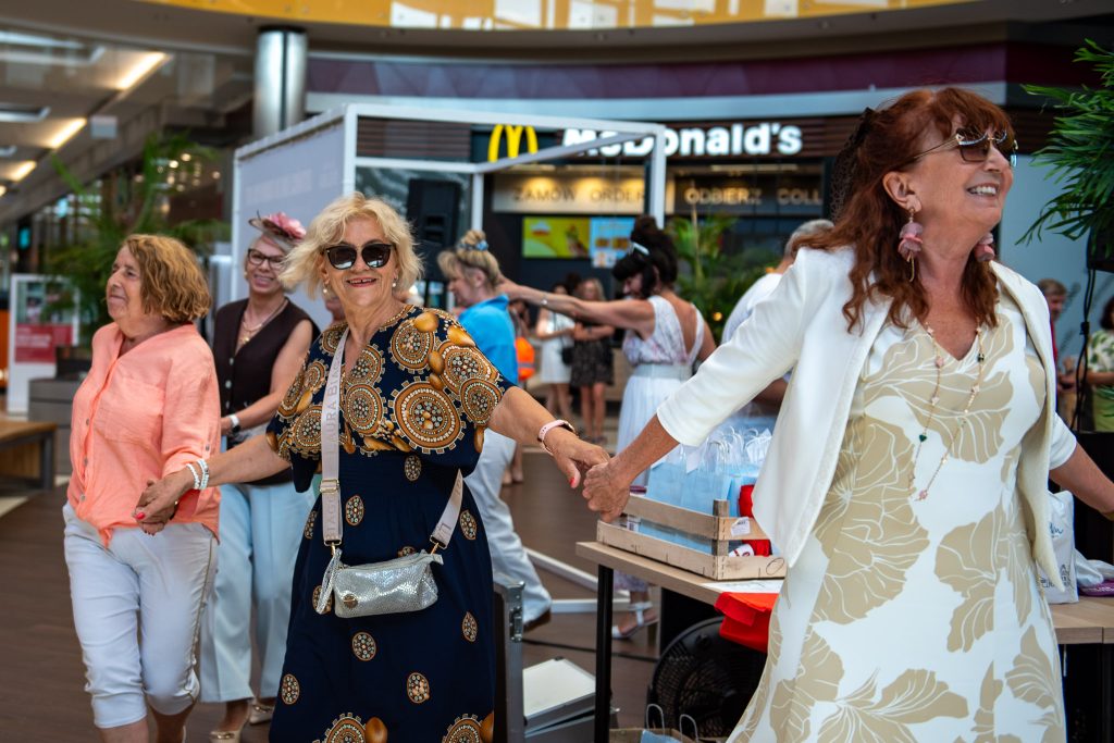 Galeria zdjęć z potańcówki dla seniorów w Galerii Solnej.