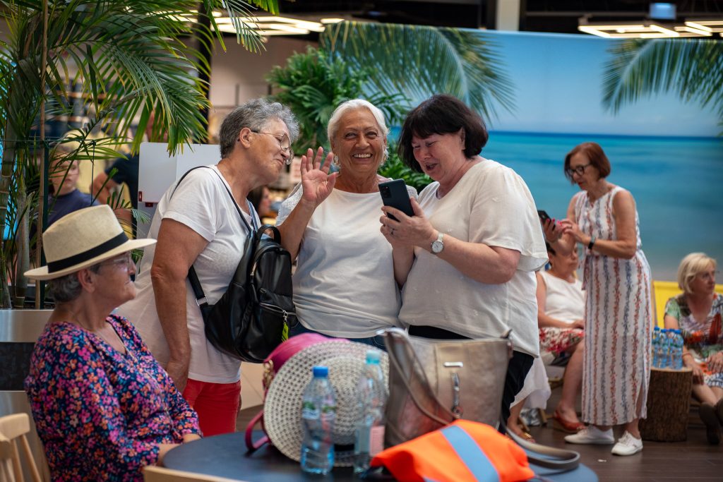 Galeria zdjęć z potańcówki dla seniorów w Galerii Solnej.